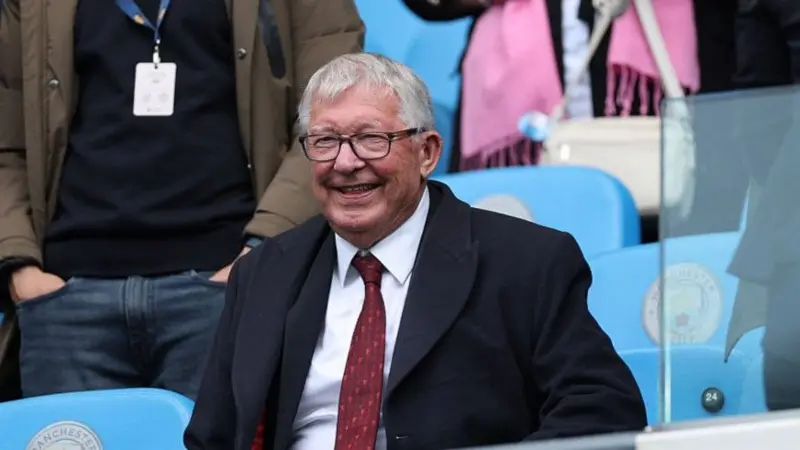 Sir Alex Ferguson dikenal dengan kebiasaannya menyanyi saat tiba di tempat latihan Manchester United di Carrington setiap Jumat pagi.