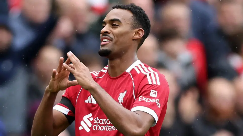 Liverpool terus mempertahankan momentum sempurna sebagai juara bertahan Liga Premier usai mengalahkan Everton.