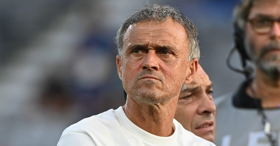 Luis Enrique, pelatih PSG, harus menjalani prosedur operasi menyusul insiden kecelakaan bersepeda yang dialaminya pada Jumat lalu.