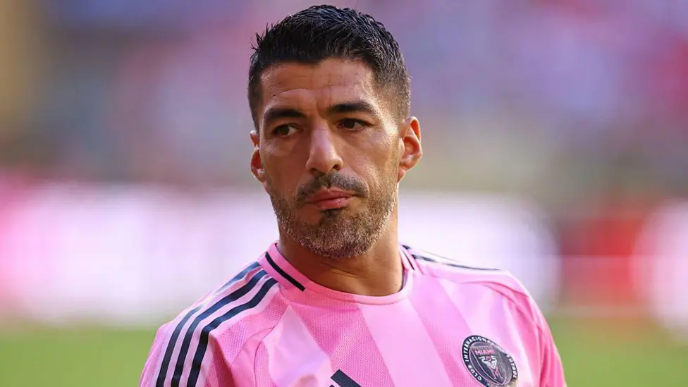 Luis Suarez, penyerang Inter Miami, menerima sanksi larangan bermain tiga pertandingan tambahan akibat insiden meludahi staf Seattle Sounders.