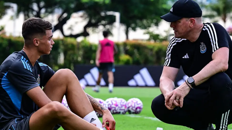 Eddie Howe menegaskan bahwa Lewis Miley akan mendapat perlindungan penuh dari seisi tim di Newcastle United.