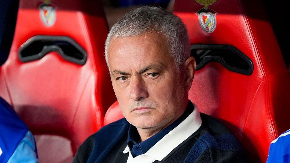 Benfica secara resmi mempercayakan kursi manajer kepada Jose Mourinho dengan kontrak yang akan berlangsung hingga musim panas 2027.