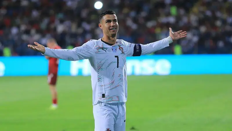Cristiano Ronaldo menjadi pahlawan dengan dua gol yang mengantarkan kemenangan telak Portugal atas Armenia dengan skor 5-0.