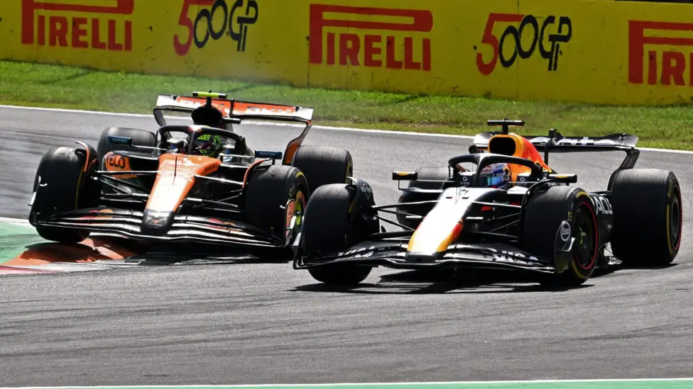 Keputusan yang menuai kontroversi terjadi saat McLaren meminta Oscar Piastri untuk memberikan posisi keduanya kepada Lando Norris.