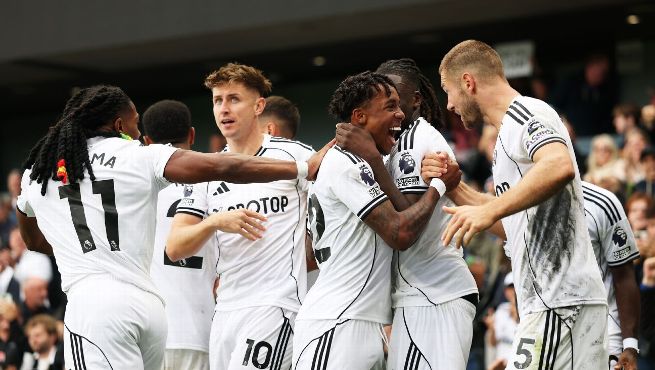 Sebuah gol bunuh diri dramatis dari Gabriel Gudmundsson membawa Fulham meraih kemenangan pertama mereka di Liga Premier musim ini.