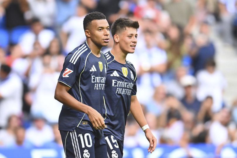 Real Madrid berhasil mempertahankan rekor 100% kemenangan mereka setelah mengalahkan lawannya Real Sociedad 2–1.