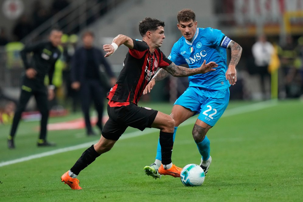 AC Milan secara mengejutkan sukses mengalahkan juara bertahan Serie A musim lalu, Napoli dengan skor tipis 2-1 di San Siro.