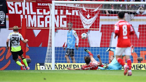 BVB atau Borussia Dortmund berhasil menang meyakinkan di kandang Mainz setelah mereka mencetak dua gol tanpa balas.