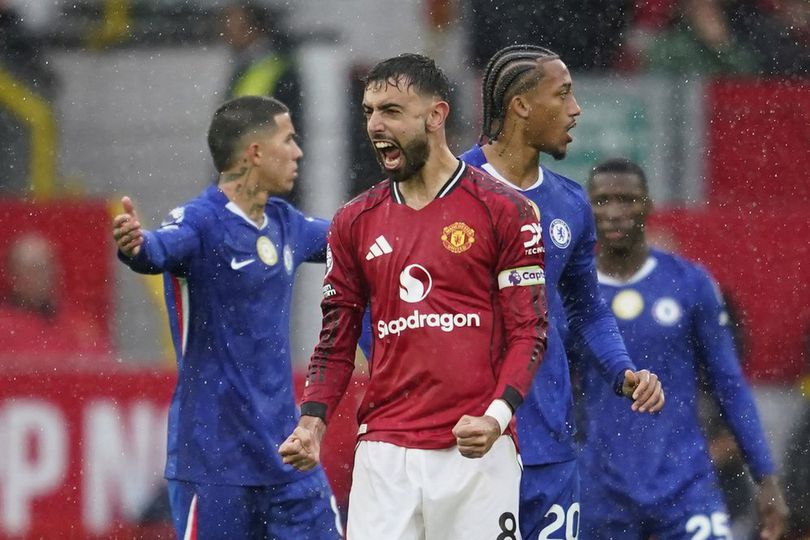 Manchester United berhasil menang tipis dari tamunya Chelsea di Old Trafford, skor akhir 2-1, setelah kedua tim bermain dengan 10 pemain.