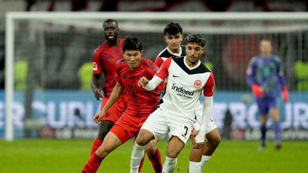 Bayern Munich berhasil mencuri poin penuh di kandang Frankfurt setelah mereka menang dengan skor sangat meyakinkan 0-3.