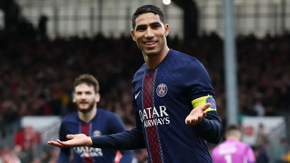 Hakimi Dua gol Achraf Hakimi dan gol di menit akhir dari Desire Doue membawa PSG kembali ke puncak klasemen Ligue 1 dengan kemenangan 3-0 di Brest.