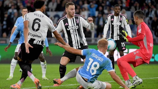 Lazio Lazio sukses mengalahkan Juventus dengan skor tipis 1-0 di kandang sendiri, hasil ini buat Juventus makin terpuruk di beberapa laga terakhir.