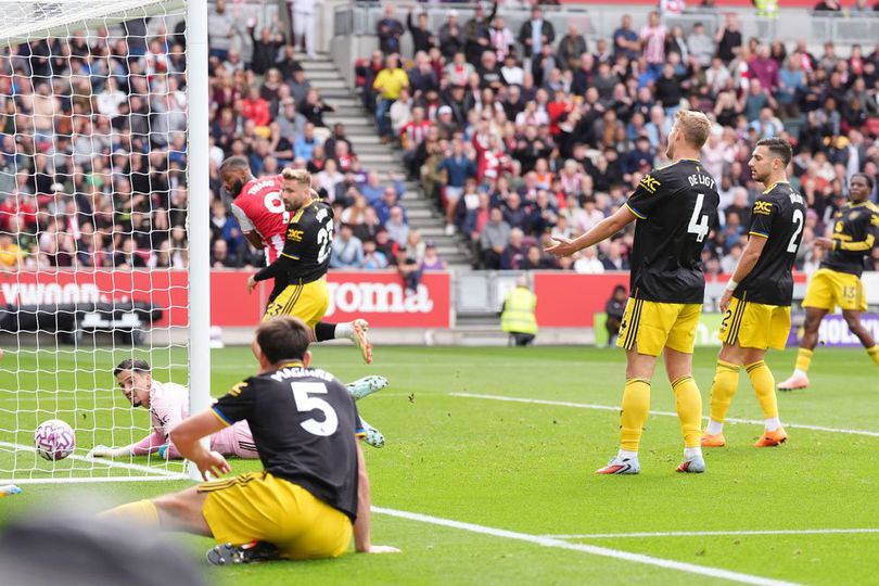 Brentford masih terlalu perkasa untuk Manchester United yang sudah kehilangan identitasnya usai menang dengan skro meyakinkan 3-1.