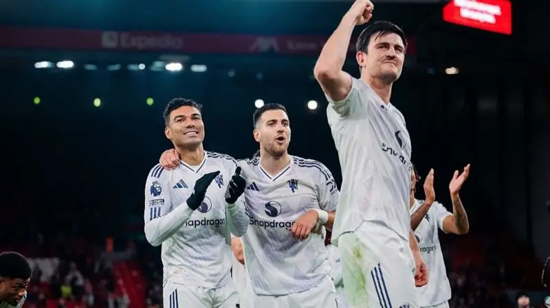 Setelah perjalanan panjang selama sebelas bulan melalui 35 pertandingan, akhirnya Manchester United merasakan kemenangan yang luar biasa.