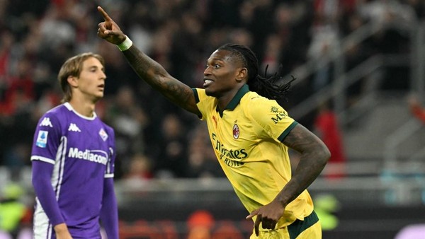 Dua gol dari Rafael Leao sukses membawa AC Milan mengalahkan tamunya Fiorentina di San Siro dengan skor tipis 2-1.