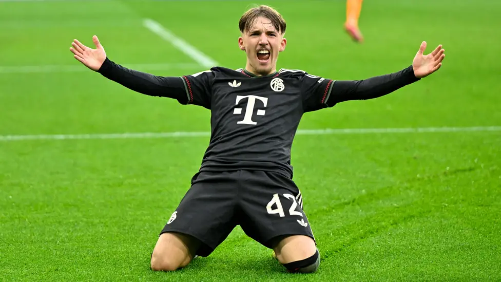 Munichh Lennart Karl, sensasi remaja Bayern Munich, kembali menunjukkan kualitas cemerlangnya dengan mencetak gol dalam dua laga beruntun.