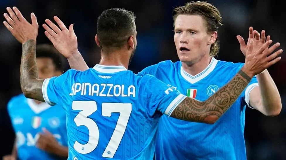 Napoli Napoli berhasil mengatasi rival beratnya, Inter Milan, dalam pertandingan yang mengantarkan mereka ke puncak klasemen Serie A.