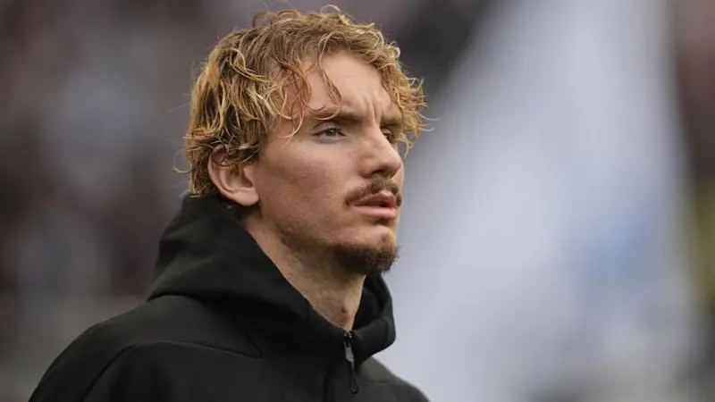 Di tengah hiruk-pikuk Liga Premier yang glamor, ada kisah Nick Woltemade yang justru dimulai di kancah lebih sederhana.