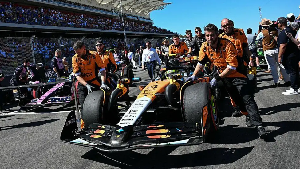 Sebuah insiden tak biasa terjadi saat seorang anggota tim Red Bull secara diam-diam kembali ke grid balapan dengan maksud melepas pita.