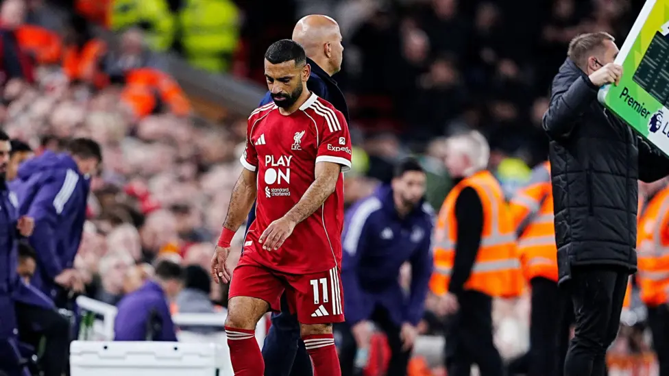 Keheningan menyelimuti Anfield ketika Mohamed Salah meninggalkan lapangan saat Liverpool tertinggal dari Manchester United.
