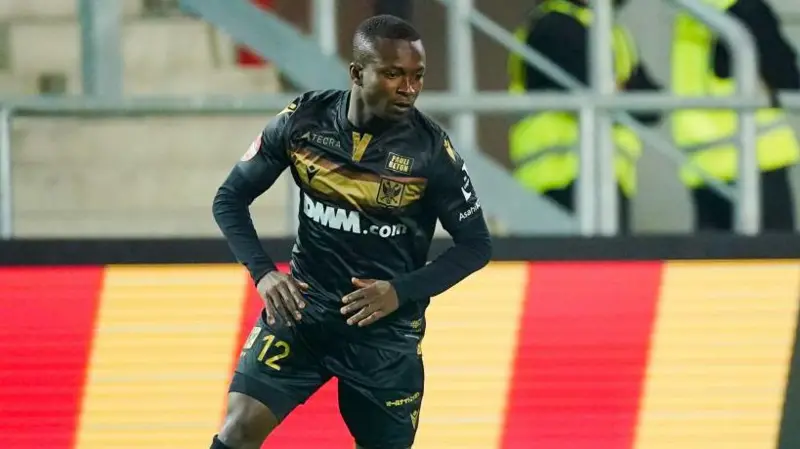 Gelandang Togo Samuel Asamoah menderita patah tulang leher setelah bertabrakan dengan papan iklan di pinggir lapangan.