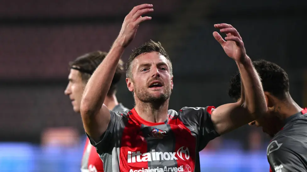 Vardy Jamie Vardy akhirnya membuka catatan golnya untuk Cremonese di ajang Serie A pasca meninggalkan Premier League.