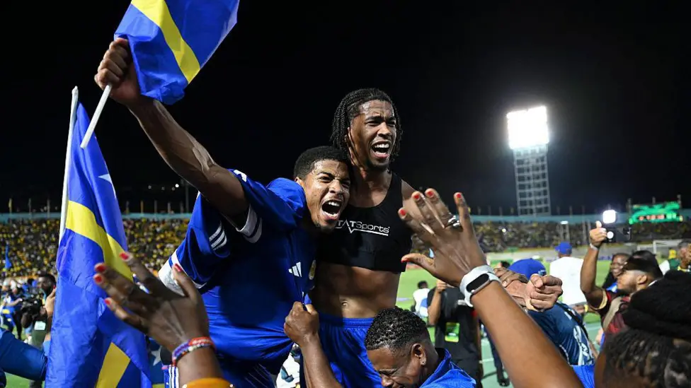 Terselip di antara para raksasa sepak bola, sebuah negara kecil dari Karibia bernama Curacao berhasil melangkah ke Piala Dunia.