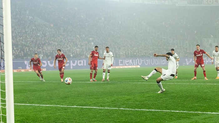 Dalam laga antara Borussia Monchengladbach melawan Koln, pemain Timnas Indonesia, Kevin Diks tampil mengesankan.