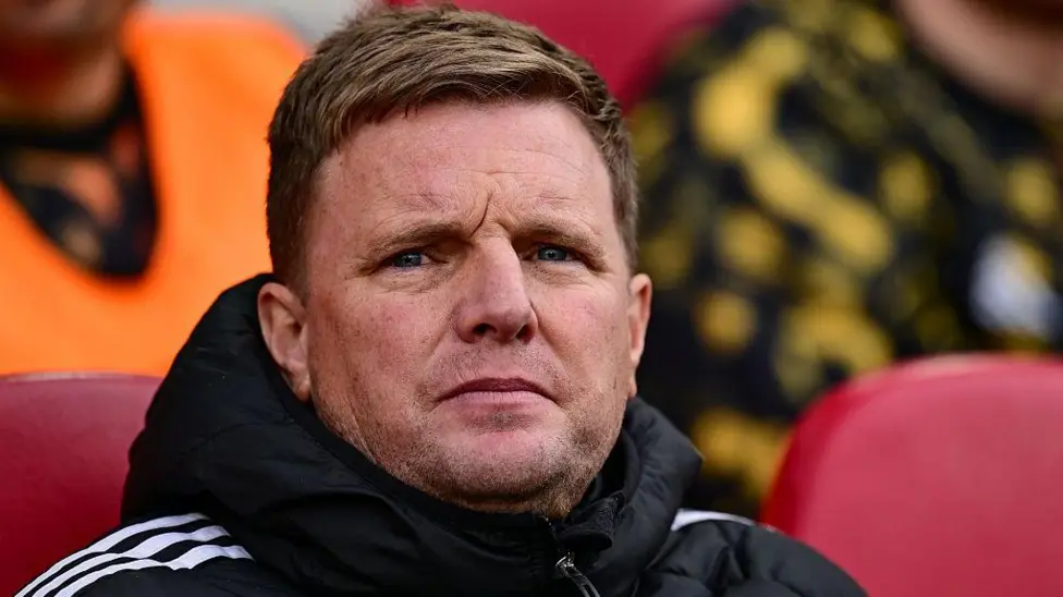 Di tengah perjalanan panjang pulang usai ditaklukkan Brentford Desember silam, awan kelam seakan menyelimuti suasana hati Eddie Howe.