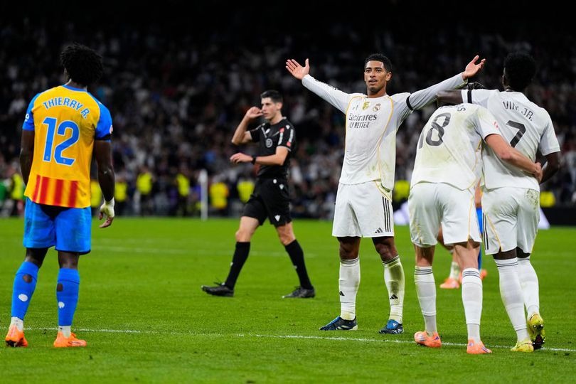 Real Madrid berpesta gol ke gawang lawannya Valencia dengan mencetak empat gol tanpa balas di kandang sendiri di Santiago Bernabeu.