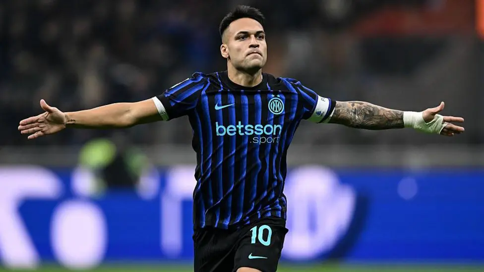 Inter Milan naik ke puncak Serie A setelah kemenangan nyaman atas Lazio berkat gol dari Lautaro Martinez dan Ange-Yoan Bonny.