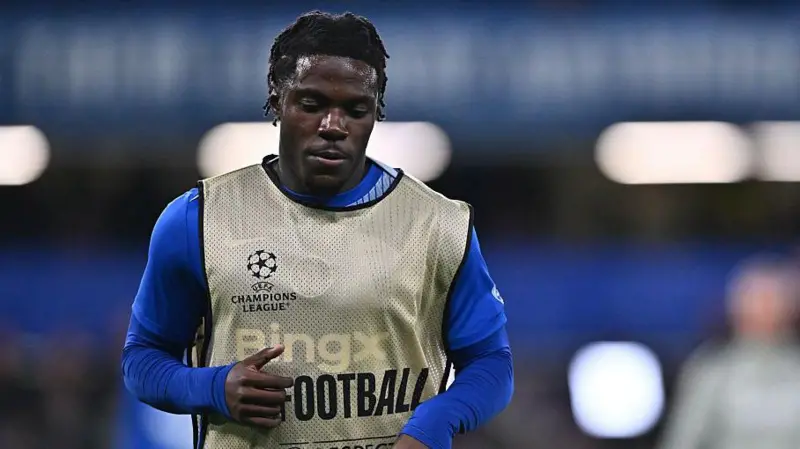 Kabar kurang menggembirakan datang dari Chelsea, gelandang muda mereka, Romeo Lavia diprediksi akan absen selama.