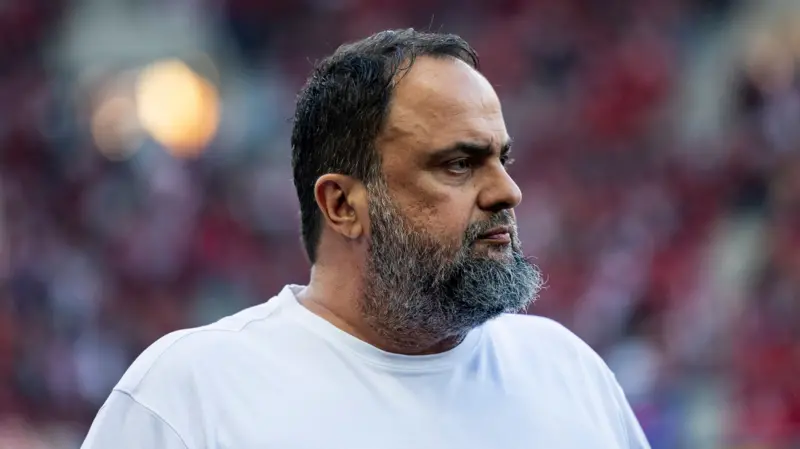 Terdakwa dalam kasus kekerasan sepak bola, Evangelos Marinakis, menghadapi persidangan di Athena akibat tindakannya.