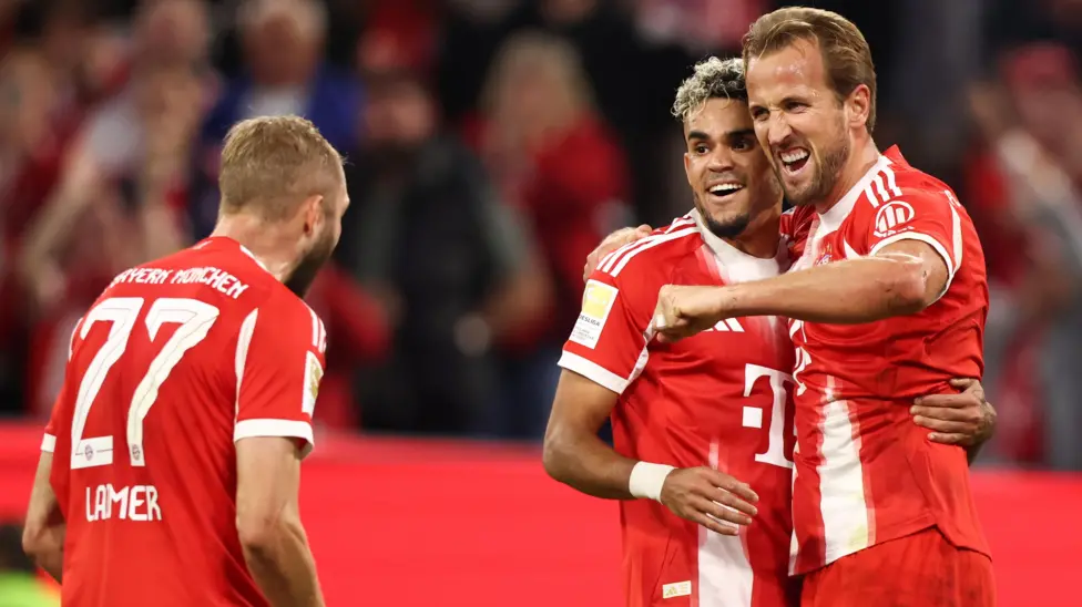 Status tak terkalahkan Bayern Munich di pentas lima liga top Eropa semakin kokoh setelah dua peristiwa terpisah terjadi pada Sabtu sore.