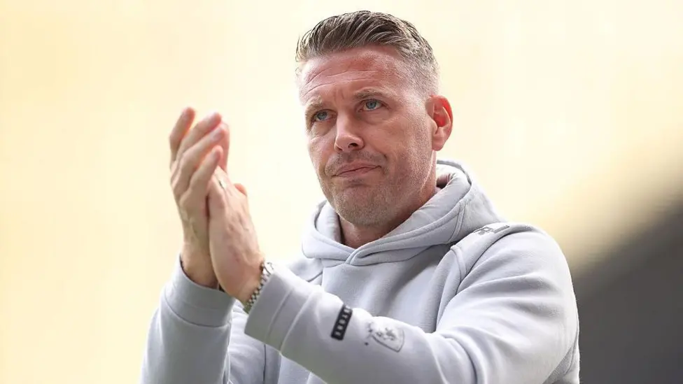 Middlesbrough secara resmi memberikan izin kepada manajer mereka, Rob Edwards, untuk melakukan pembicaraan dengan Wolves.