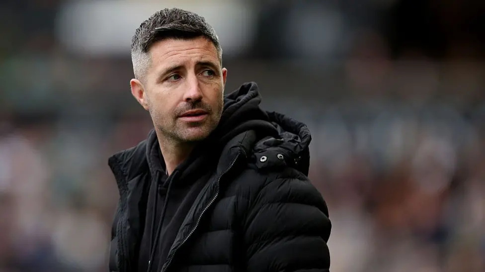 Alan Sheehan akhirnya harus mengakhiri jabatannya sebagai pelatih kepala Swansea City usai klub memecatnya.