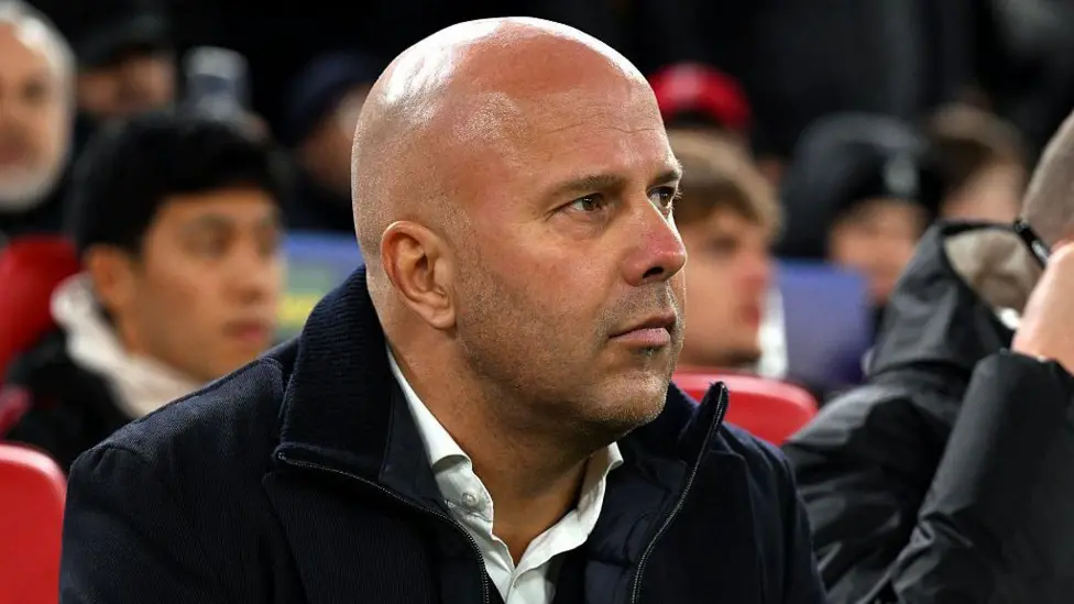 Di tengah situasi yang enam bulan lalu dianggap mustahil, stabilitas posisi Arne Slot sebagai pelatih Liverpool kini mulai digoyang.