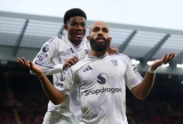 Manchester United sedang berupaya memperlambat proses kepulangan tiga pemainnya yang akan berlaga di Piala Afrika.