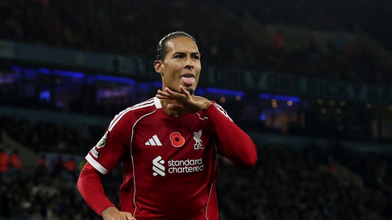 Virgil van Dijk merayakan golnya yang kemudian dianulir wasit