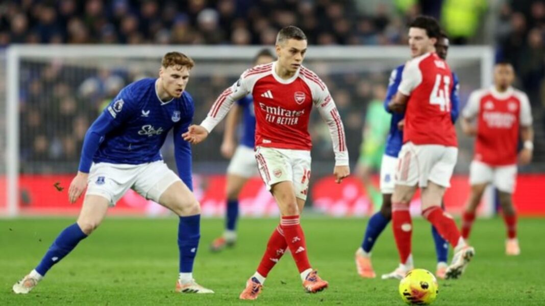 Arsenal berhasil mempertahankan puncak klasemen setelah mereka mengalahkan tuan rumah Everton dengan skor tipis 0-1.