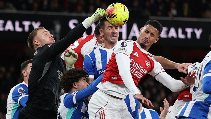 Sebuah kemenangan penuh ketegangan akhirnya diraih Arsenal atas Brighton, yang mengantarkan mereka kembali ke puncak klasemen.