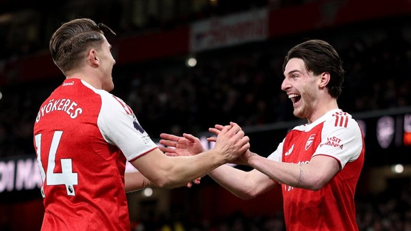 Arsenal memantapkan diri di puncak klasemen setelah mengalahkan tamunya Brighton Hove & Albion dengan skor tipis 2-1.