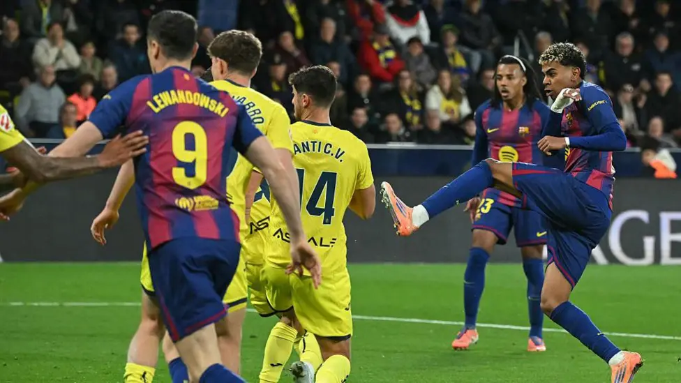 Barcelona kembali membuka jarak empat poin dari Real Madrid di puncak klasemen La Liga usai meraih kemenangan meyakinkan atas Villarreal.