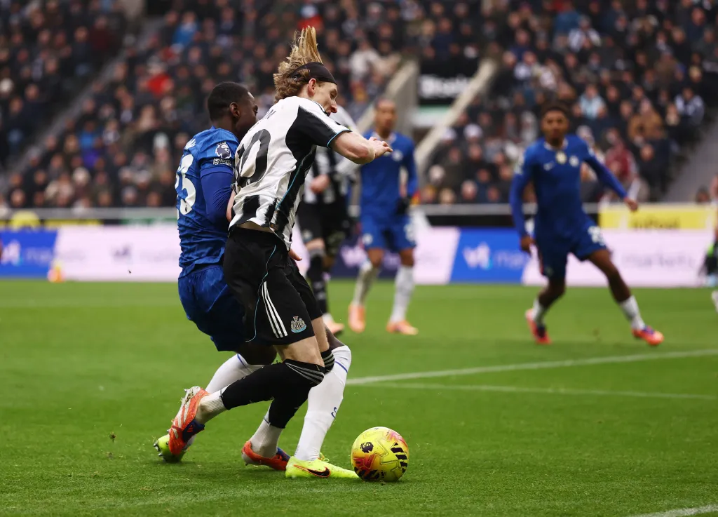 Newcastle United harus rela berbagi angka dengan tamunya Chelsea setelah mereka sama-sama mencetak dua gol.