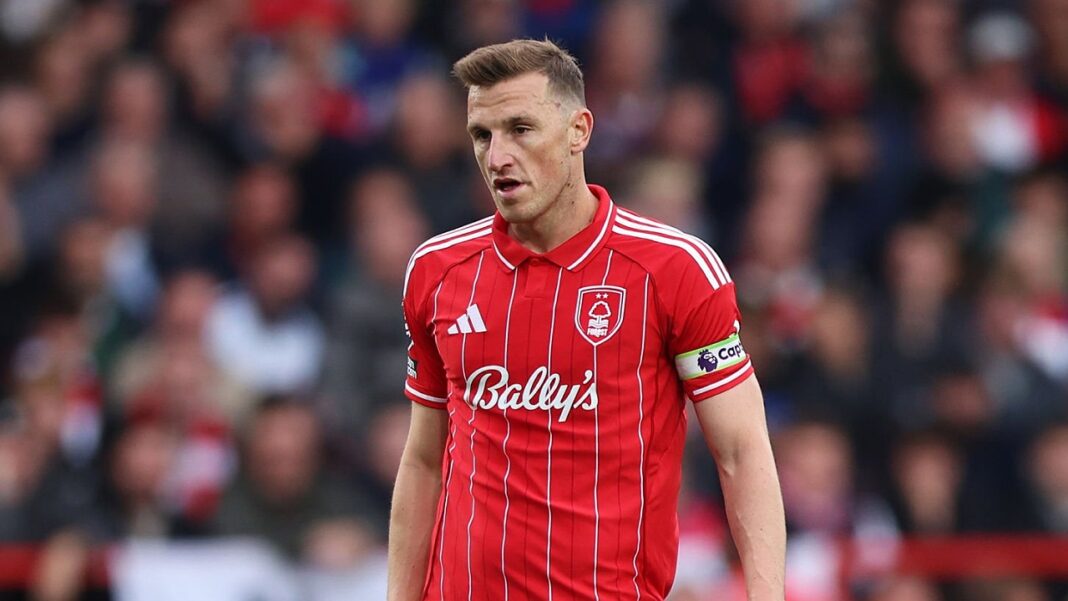 Chris Wood, striker Nottingham Forest, harus menelan pil pahit karena akan menghabiskan waktu lebih lama lagi di luar lapangan.