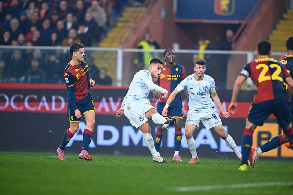 Inter Milan semakin mantap di puncak klasemen setelah mereka mencuri poin penuh di kandang Genoa, skor akhir pertandingan ini adalah 1-2.