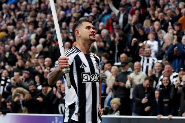 Sebuah momen jenius dari kapten Newcastle United Bruno Guimaraes, yang berhasil mencetak gol langsung dari sepakan sudut.