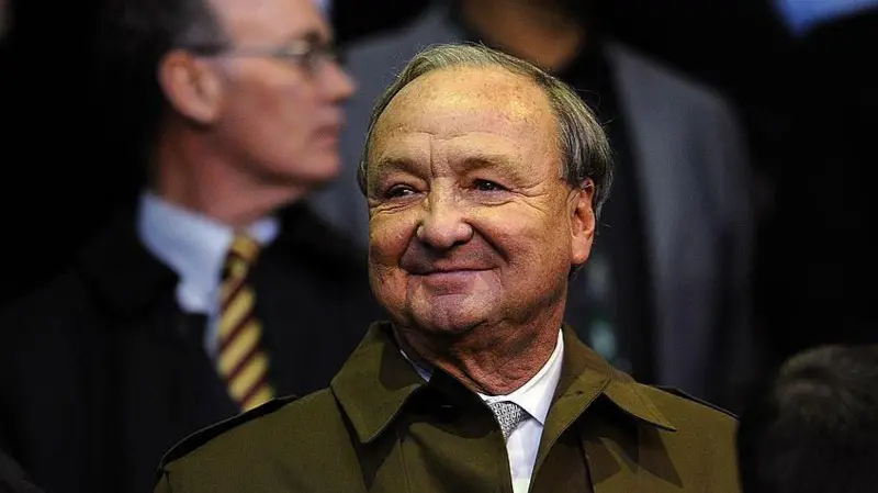 Pria asal Amerika Serikat, Tom Hicks, mantan pemilik Liverpool dari 2007-2010, telah tutup usia dalam usia 79 tahun