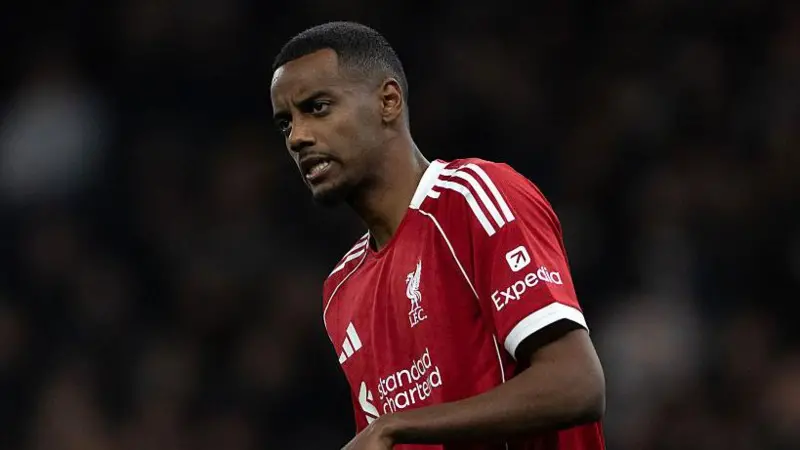 Alexander Isak dipastikan mengalami patah tulang pada kaki kiri dan telah menjalani tindakan operasi, demikian dikonfirmasi oleh Liverpool.