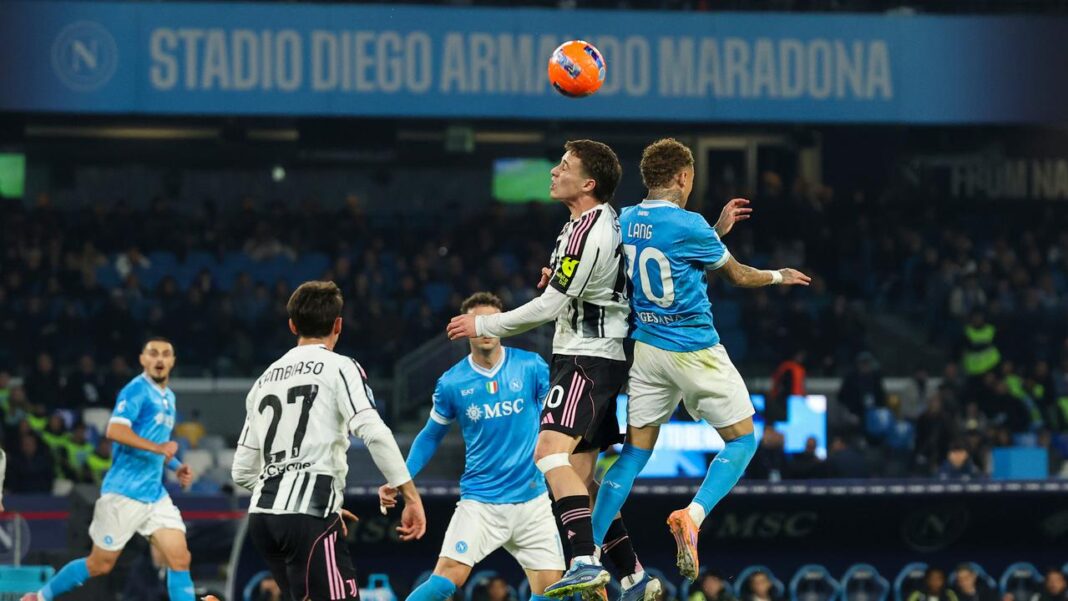 Napoli terus menempel AC MIlan yang sedang berada di puncak klasemen, kini mereka mengalahkan lawan berat, Juventus dengan skor 2-1.